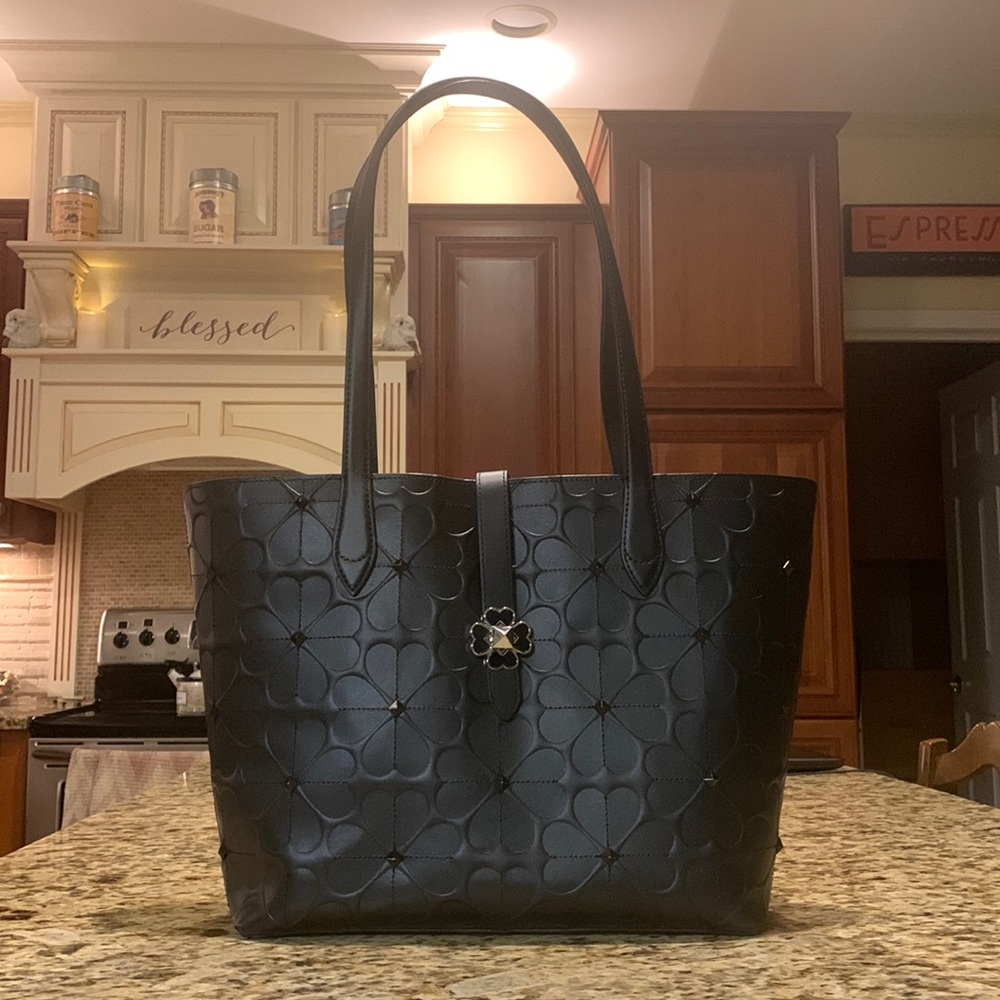 Beautiful Kate Spade tote perfect for work or every day use.